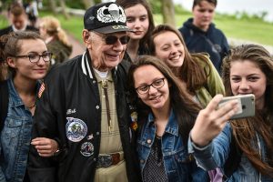 A WWII veteran in a selfie with some French teens