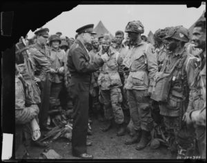 Général Eisenhower avec les troupes